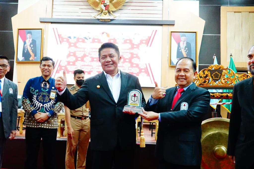 GUBERNUR SUMATERA SELATAN H. HERMAN DERU MEMBUKA RAPAT KERJA WILAYAH PENGURUS ASOSIASI PERGURUAN TINGGI SWASTA INDONESIA WILAYAH II-A MASA BAKTI 2022-2026